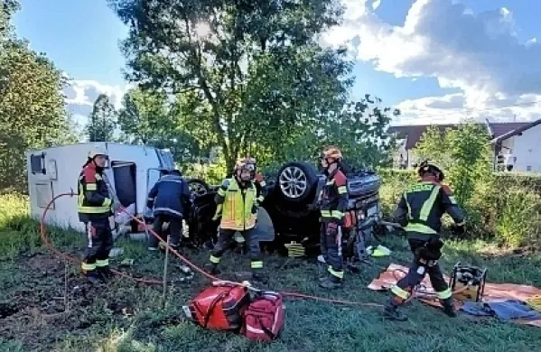 Zakonca v prevrnjenem terencu, psa zbežala