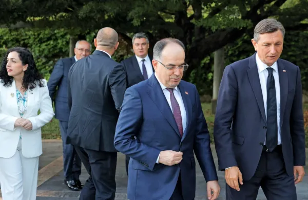 Na Brdu pri Kranju se je  začel vrh pobude Brdo Brioni, katerega 
sogostitelja sta slovenski predsednik Borut Pahor in hrvaški 
predsednik Zoran Milanović.