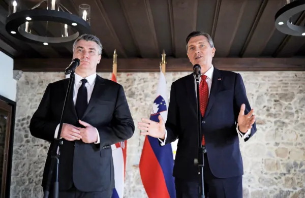 Srečanje na Brdu pri Kranju gostita hrvaški predsednik Zoran 
Milanović in predsednik Republike Slovenije Borut Pahor