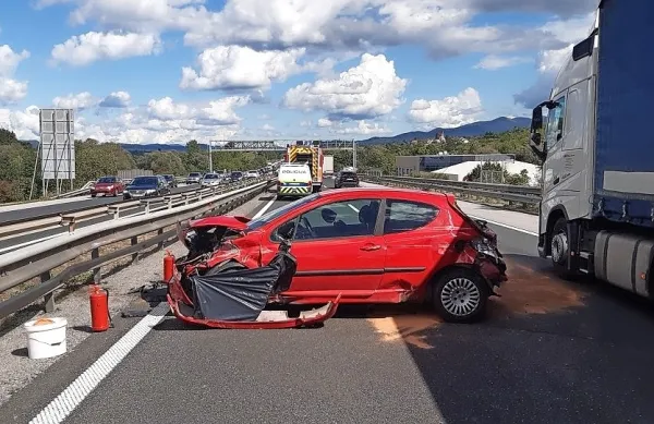 Trčil v ograjo