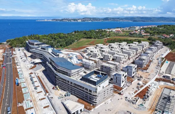 Razkošno novo naselje Petram se bohoti v Crvenem vrhu in gleda 
na Piran.