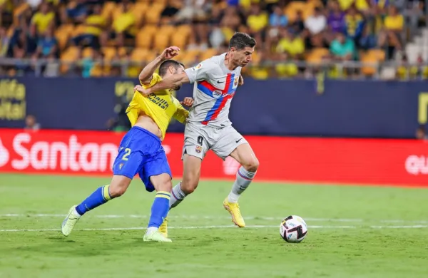 Robert Lewandowski (z žogo) trese mreže za Barcelono v španskem prvenstvu in ligi prvakov. Jo bo tudi nocoj v Münchnu?