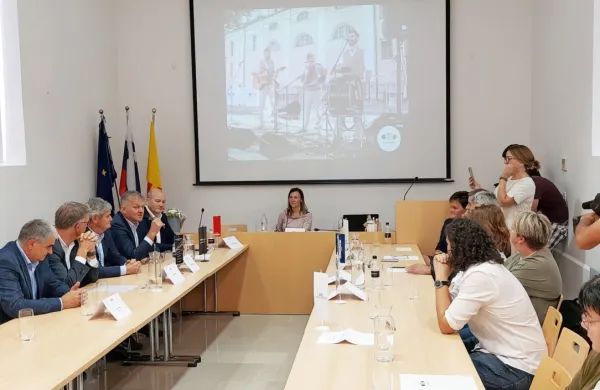 Predstavniki enajstih primorskih živilskih podjetij so govorili o 
prednostih združenja, poslovanju in skupnih težavah.