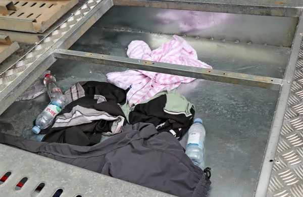 V podvozju prikolice prevažal ilegalne migrante
