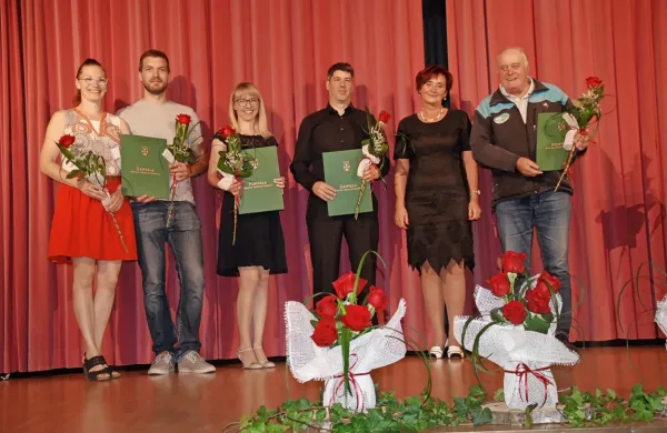 Letošnji občinski nagrajenci z županjo Sašo Likavec Svetelšek. 