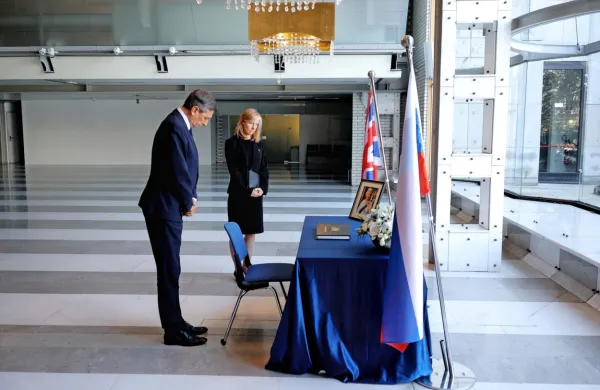 Po tem, ko se je Pahor vpisal v žalno knjigo, bo obiskal tudi pogreb 
Elizabete II.
