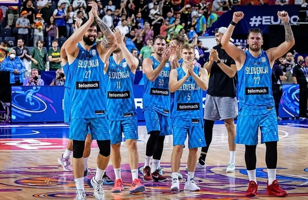 Slovenski navijači si od reprezentantov želijo zmagoslavnih dvigov rok vse do konca prvenstva ...