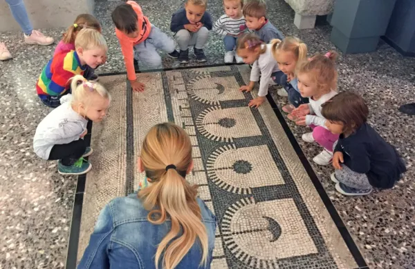

Vrtčevski otroci na delavnici Izdelajmo mozaik