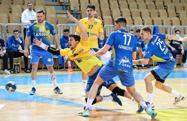 Celjski rokometaši (v modrih dresih) bodo po enoletni odsotnosti 
spet igrali v ligi prvakov. 