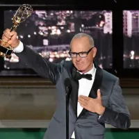 Michael Keaton je pri 71. letih dobil svojega prvega emmyja za 
glavnega igralca v miniseriji Dopesick.