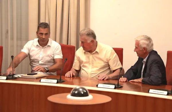Direktor Hotela Delfin Miloš Milivojevič (prvi z leve) je za izklicno 
ceno 889.000 evrov kupil kompleks zemljišč  ob Tomažičevi ulici.  