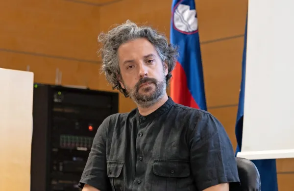 Epidemična slika se v Slovenija slabša, a je stanje še vedno 
mogoče obvladati z razmeroma blagimi ukrepi, je na novinarski 
konferenci povedal vodja posvetovalne skupine za spremljanje 
koronavirusa Nacionalnega inštituta za javno zdravje (NIJZ) Mario 
Fafangel. 