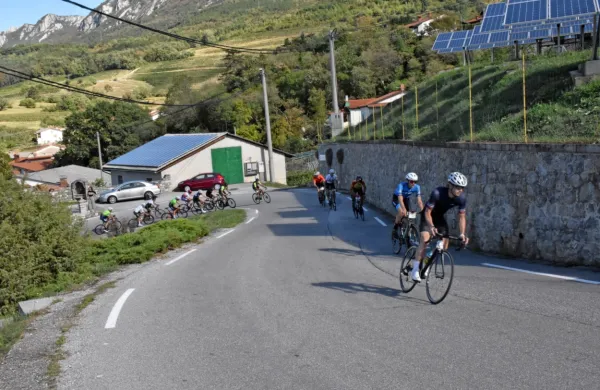 Na čelu dirke na Nanos sta bila dolgo Fortunato Ferrara in Elia 
Carta (Meblo Jogi Pro Concrete Nova Gorica). 
