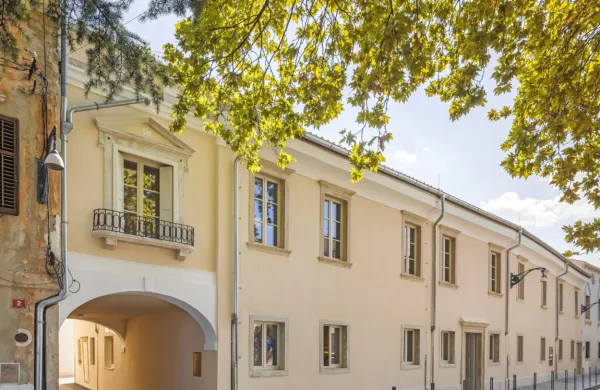 Mestna občina Koper je v sodelovanju z Obalnim domom upokojencev Koper sklenila prenovo zgodovinske palače Sabini-Grisoni na Vergerijevem trgu v središču mesta. 