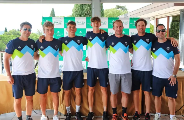 Slovenska reprezentanca (na fotografiji brez Aljaža Bedeneta) za 
dvoboj z Estonijo v Davisovem pokalu.  