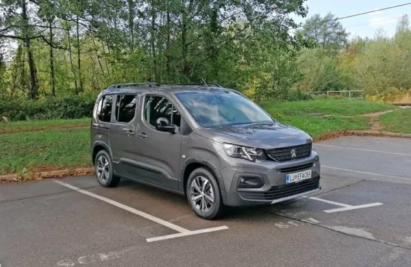 S 50 kWh baterijo avto zmore prevoziti do 280 kilometrov, končna 
hitrost pa je omejena na 135 km/h.