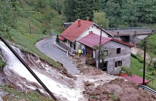 Voda je zalila gospodarsko poslopje in hišo družine v Drežniških 
Ravnah, ki so jo evakuirali in naselili v Drežnici.
