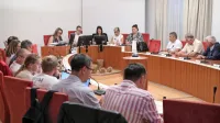Dražitelji v ospredju fotografije so se potegovali za parcele na 
Šaredu, Miloš Milivojević (tretji z desne na nasprotni strani) pa je 
kupil zemljišča ob hotelu Delfin. Dražbo  je vodil odvetnik Dean 
Babič (z očali v ozadju fotografije).