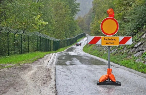 Razmere v občinah Osilnica in Kostel, ki so jih zaradi močnega 
dežja prizadele poplave in podori, še naprej ostajajo resne, saj v 
tem delu države še vedno dežuje. 