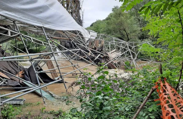 Narasla reka je zru&scaron;ila oder