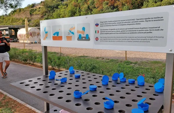 Na plaži v Žusterni stojala s pepelniki