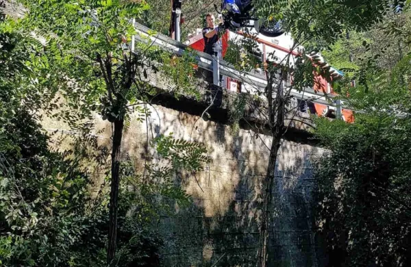 Motorist zapeljal s ceste v jarek