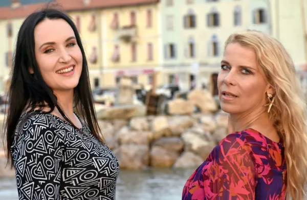 Pesem Do roba in še čez, s katero sta Tinkara Kovač in Anika Horvat prepričali 
na letošnjem festivalu MMS, je postala nadvse priljubljena med otroki.