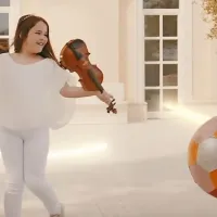 V videospotu za pesem o roba in še čez nastopata tudi Tinkarina 
hči Alma in Anikina Stela.