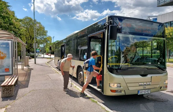 Danes ob 8.05 je na pot že krenil električni minibus Nomaga