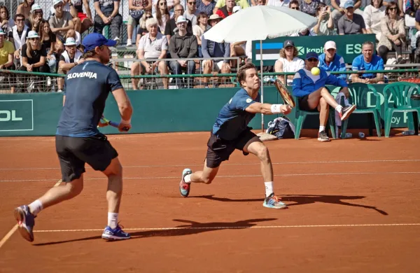 Aljaž Bedene (desno) in Blaž Kavčič sta včeraj odigrala zadnji 
reprezentančni dvoboj v njuni bogati karieri.