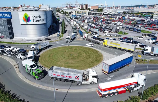 Danes dopoldne se vse od ankaranske vpadnice do Luke Koper, 
Planeta in glavne avtobusne postaje vije dolga kolona tovornjakov. 