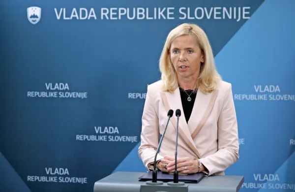 Prvo interpelacijo v tem mandatu je SDS vložila proti notranji 
ministrici Tatjani Bobnar.