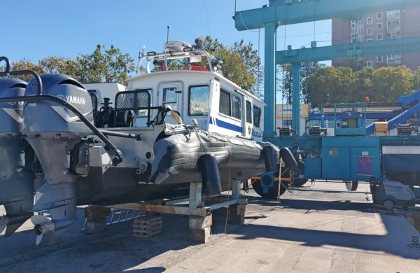 Ob prvem trku čolnov je prišlo do poškodbe aluminijastega 
ogrodja gumijastega boka.