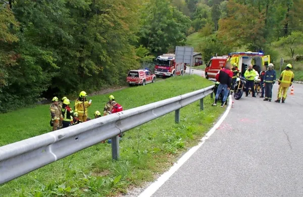 Italijanskega motorista prek ograje vrglo na travnik