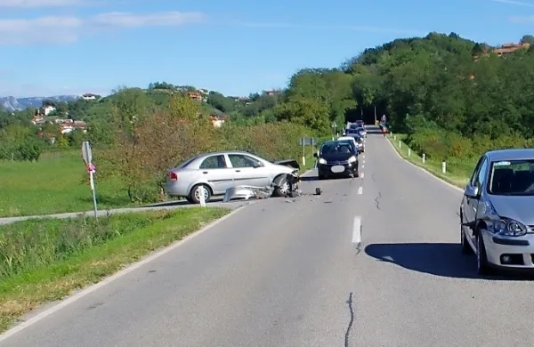 Voznik  je  pri  vključevanju  na  cesto  Dornberk-Šempeter  pri  Gorici  
odvzel prednost    drugemu  vozniku avtomobila.  
