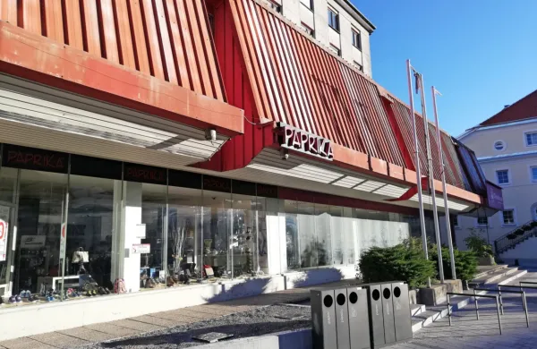 Stavba nekdanje blagovnice naj bi pod novim lastnikom dobila 
novo podobo in vsebino. Ena od možnosti je tržnica. 