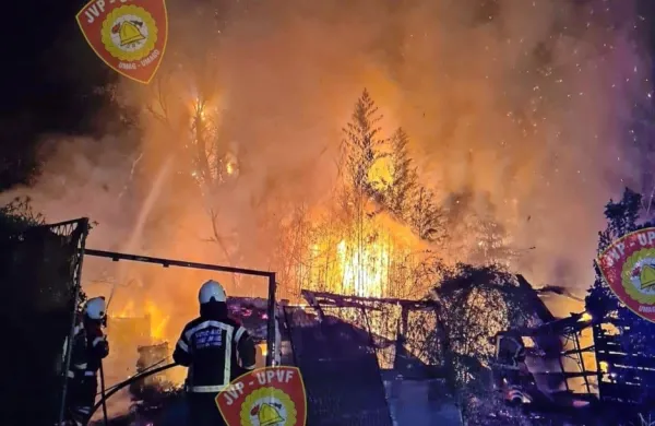 (FOTO) V Savudriji zagorela baraka in dve vozili