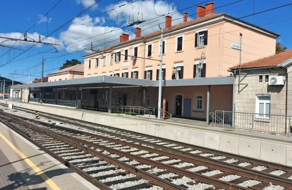 Na divaški železniški postaji včeraj dopoldne  ni prav nič kazalo na 
to, da je bila postaja v torek zvečer in v noči na sredo nenavadno 
polna. 