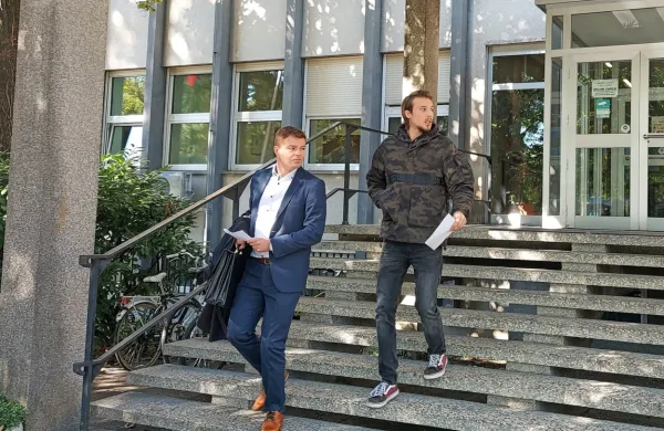 Odvetnik  Jernej Velikonja  (levo)  z  obtoženim  Žigom  Zornom   po  
včerajšnji razglasitvi  sodbe.