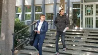 Odvetnik  Jernej Velikonja  (levo)  z  obtoženim  Žigom  Zornom   po  
včerajšnji razglasitvi  sodbe.