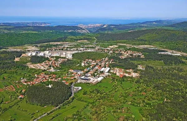 Začetka gradnje  obvoznice, ki bo Hrpelje in Kozino razbremenila 
tranzitnega prometa,  še ni mogoče napovedati.