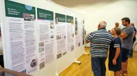 Razstava ponuja pregled razvoja mobilnosti skozi čas pa tudi nekaj 
zanimivih eksponatov, na primer usnjene čevlje iz sredine 20. 
stoletja in prvo cestno kolo znamke Iride special.  