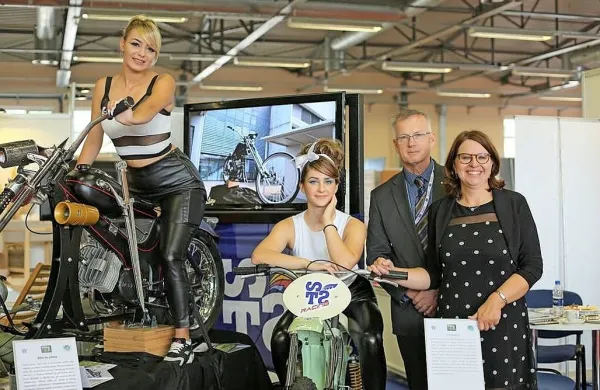 Motoristične unikate sta obogatili tudi dijakinji s podobo  iz 
šestdesetih let prejšnjega stoletja.