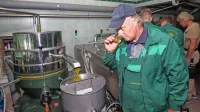 Sandi Babič je v minulih dneh uravnaval stroje v domači oljarni v Babičih.