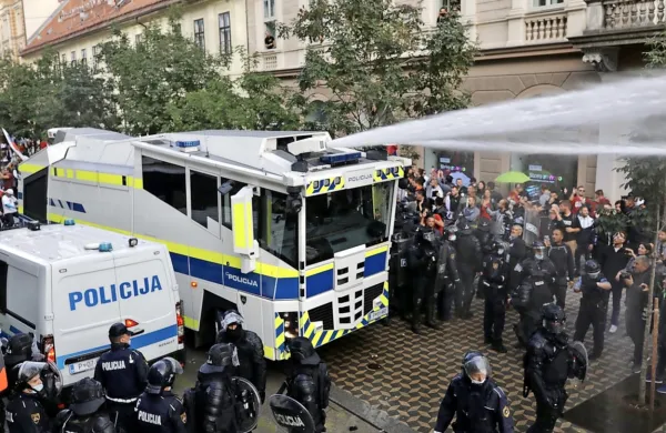 Varuh človekovih pravic je ugotovil, da nihče od operativnih 
policistk in policistov, ki so neposredno izvajali ukaze in pooblastila, ni kršil strokovnih in drugih standardov varovanja 
človekovih pravic in temeljnih svoboščin. 