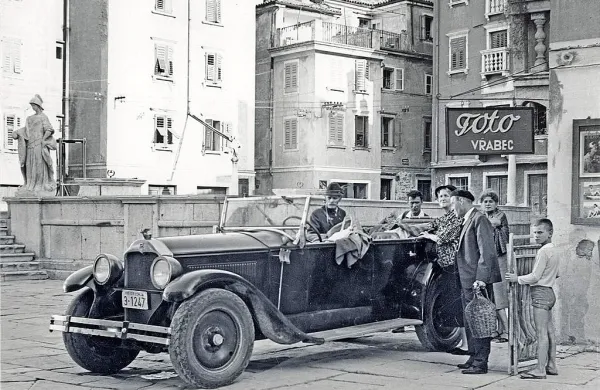 Drevi ob 20. uri se bodo na Župnijskem vrtu Georgios s projekcijo 
filma Naš avto spomnili snemanja znanega filma iz leta 1962 v 
režiji Františka Čapa.