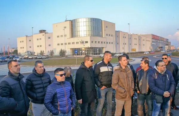 Januarja 2018 so koprski pazniki javno opozorili na težke razmere, 
v katerih delajo. 