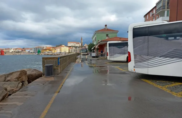 V  soboto  se  je  na  piranski  avtobusni  postaji zgodila nesreča, po kateri  
so  poškodovano  nemško  turistko odpeljali  v  bolnišnico. 