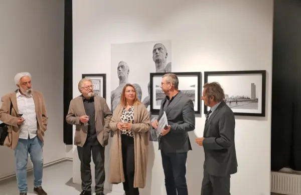 Izvršni založbe Službeni glasnik Petar Arbutina, Ivan Novak,  
urednica Službenega glasnika Gordana Stanojević Milosavljević, 
programski vodja galerije Photon Dejan Sluga in Teodor Lorenčič. 