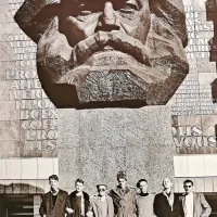 Marjan Benčina, Ivan Novak, Duncan Macdonald, Dejan Knez, 
Milan Fras, Simon Joyce in Teodor Lorenčič pred spomenikom 
Leninovega obraza v glavi Karla Marxa v vzhodni Nemčiji.